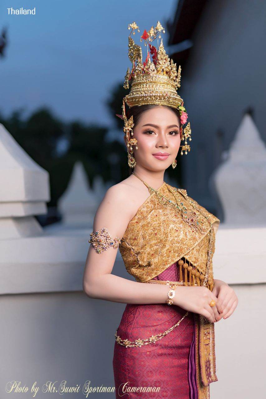 Beautiful "Krathong" and "Thai Lady" in Loy Krathong Festival: ลอยกระทง | THAILAND 🇹🇭