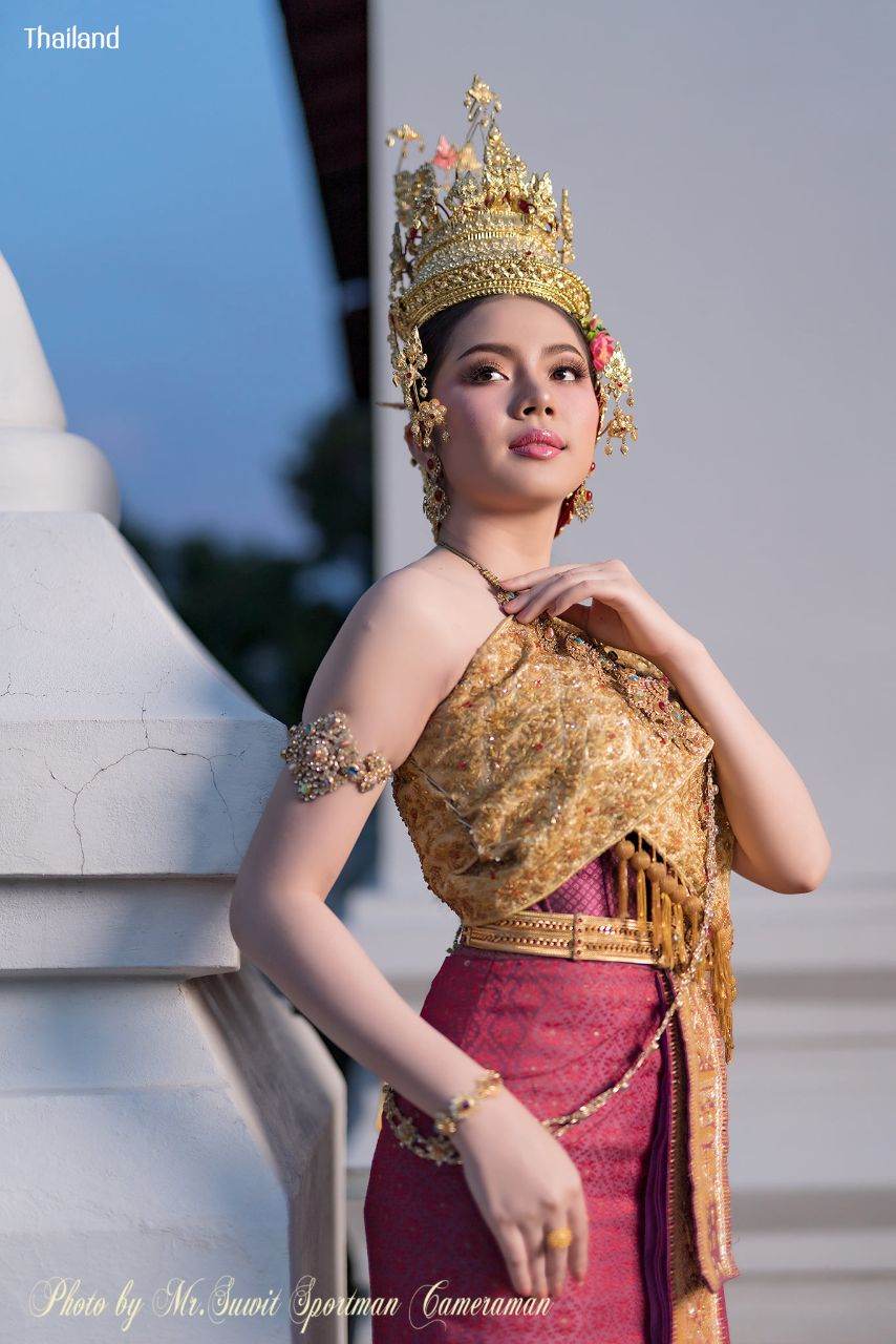 Beautiful "Krathong" and "Thai Lady" in Loy Krathong Festival: ลอยกระทง | THAILAND 🇹🇭