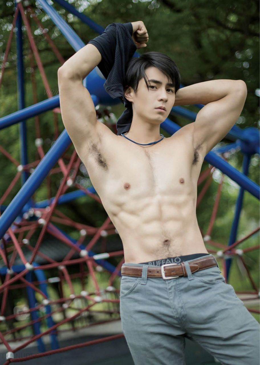 หนุ่มหล่อขึ้นปก 1042