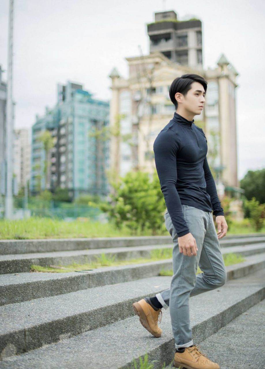 หนุ่มหล่อขึ้นปก 1042