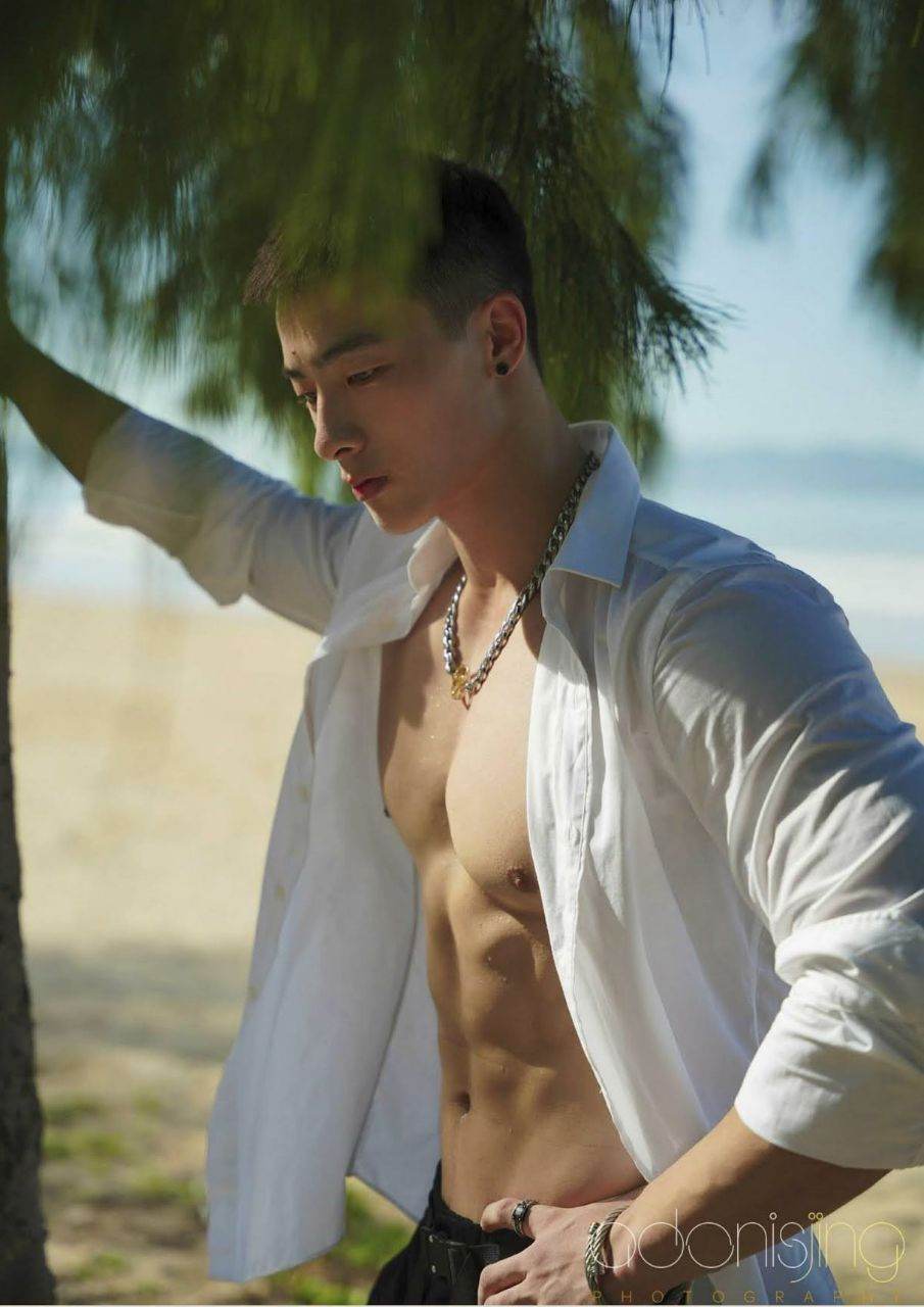 หนุ่มหล่อขึ้นปก 1045