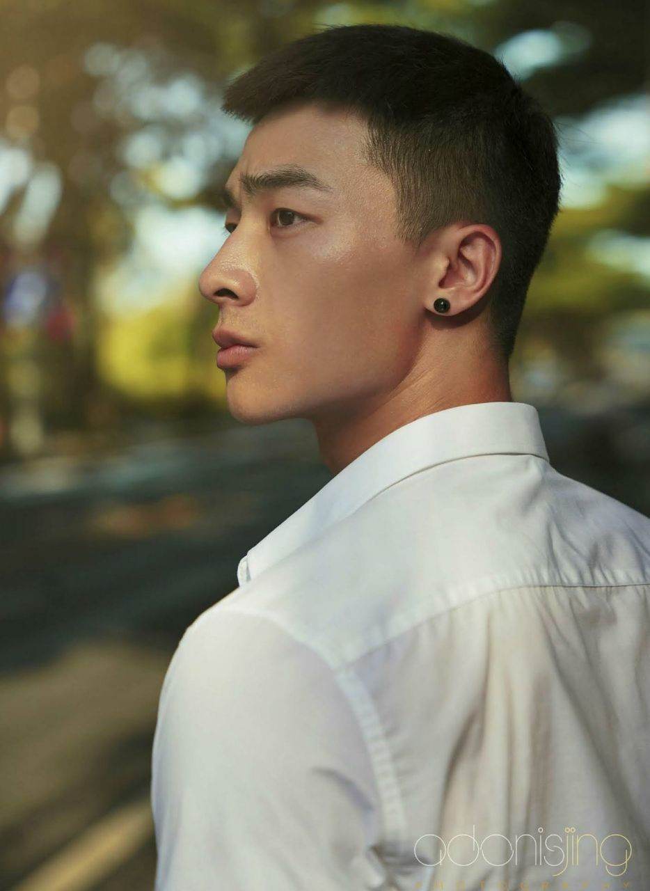 หนุ่มหล่อขึ้นปก 1045