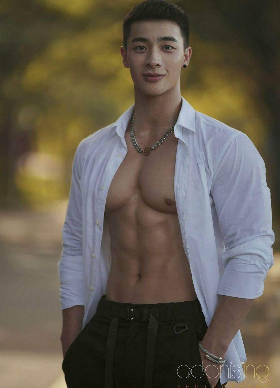 หนุ่มหล่อขึ้นปก 1045