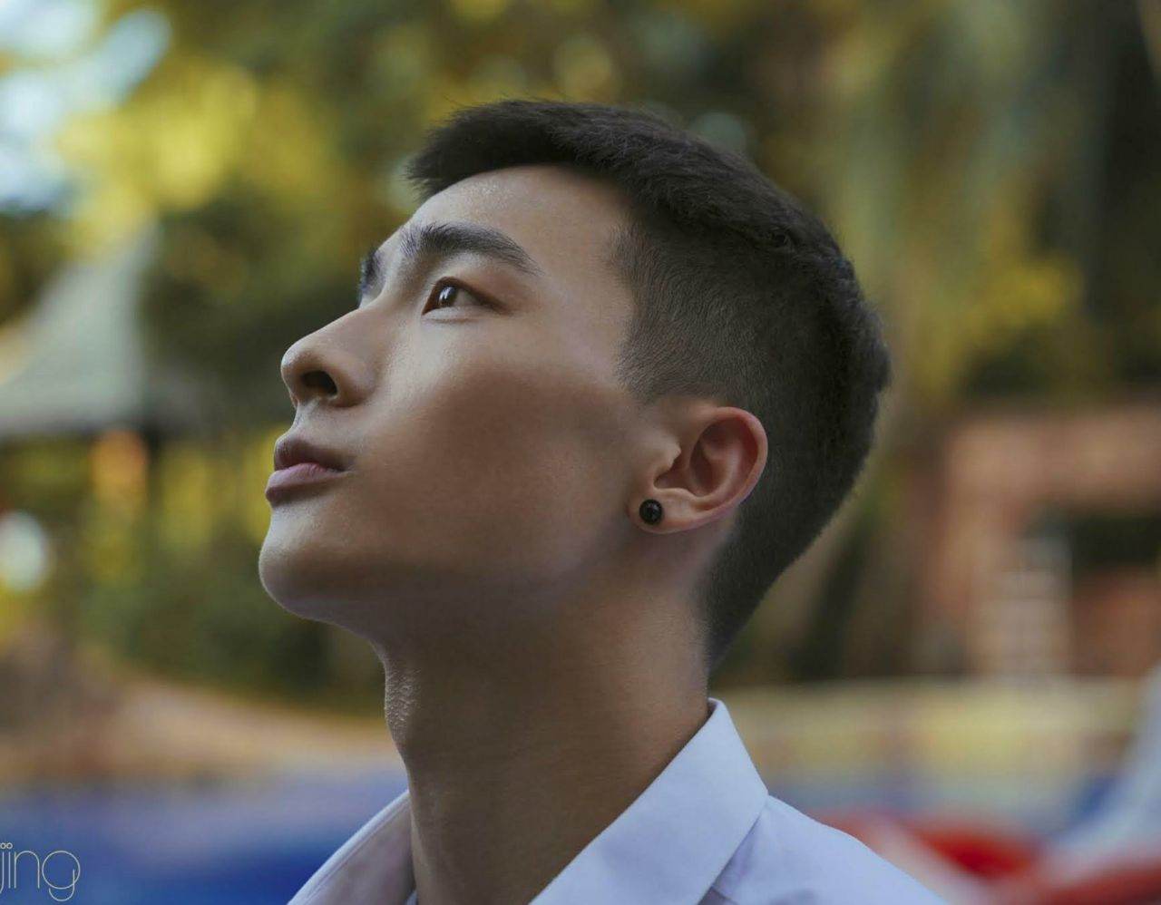 หนุ่มหล่อขึ้นปก 1045