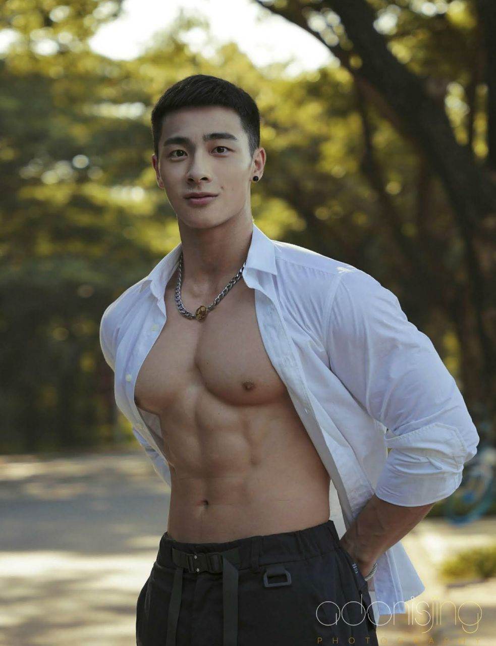 หนุ่มหล่อขึ้นปก 1045