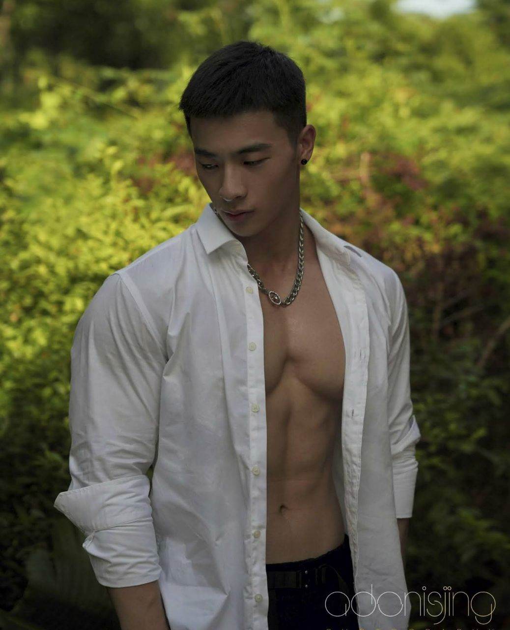 หนุ่มหล่อขึ้นปก 1045