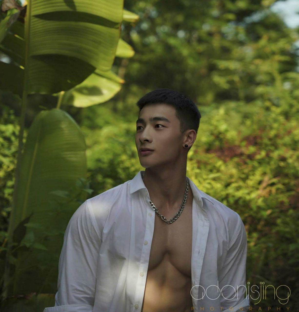 หนุ่มหล่อขึ้นปก 1045