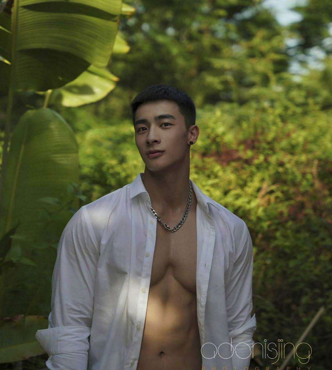 หนุ่มหล่อขึ้นปก 1045