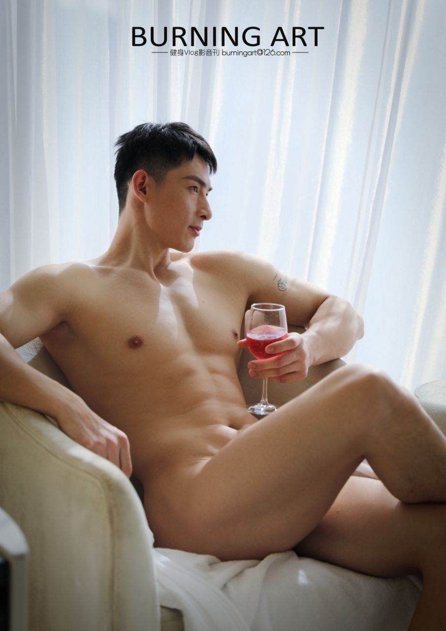 หนุ่มหล่อขึ้นปก 1051