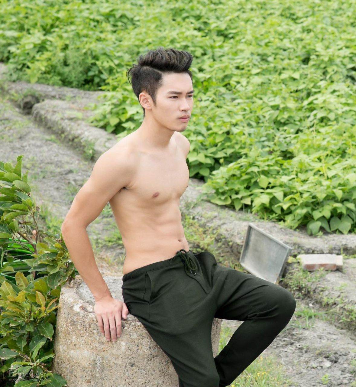 หนุ่มหล่อขึ้นปก 1056