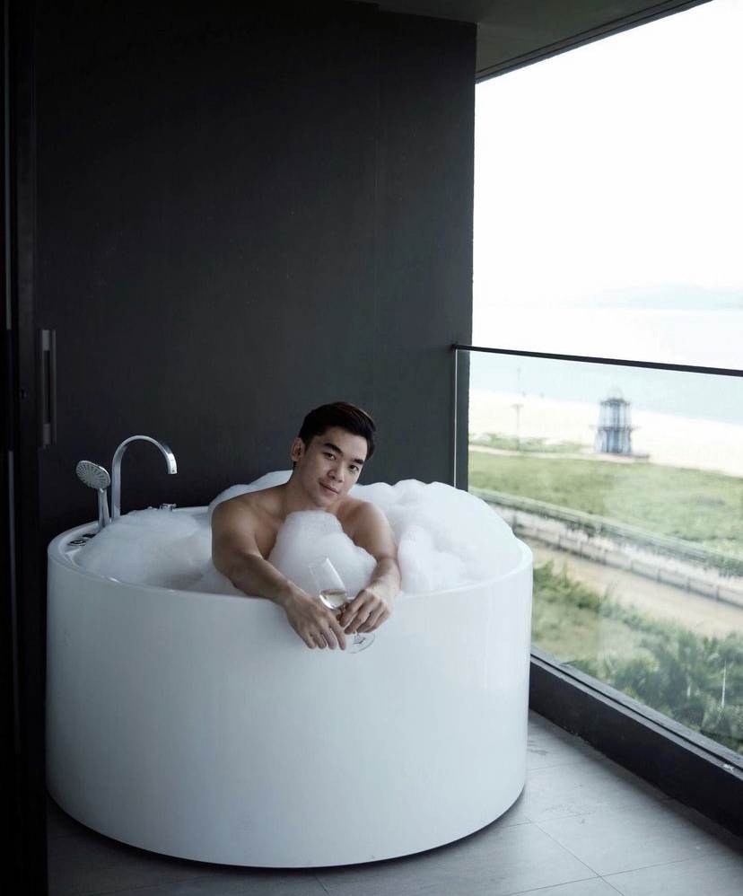 ผู้ชายลงอ่าง {-1-}
