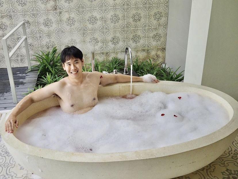 ผู้ชายลงอ่าง {-2-}
