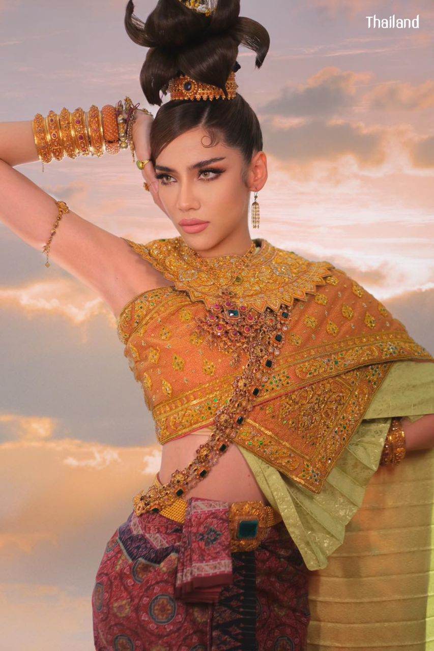 Gorgeous of 70's Hairstyle and Thai Dress in Loy Krathong Festival | THAILAND 🇹🇭