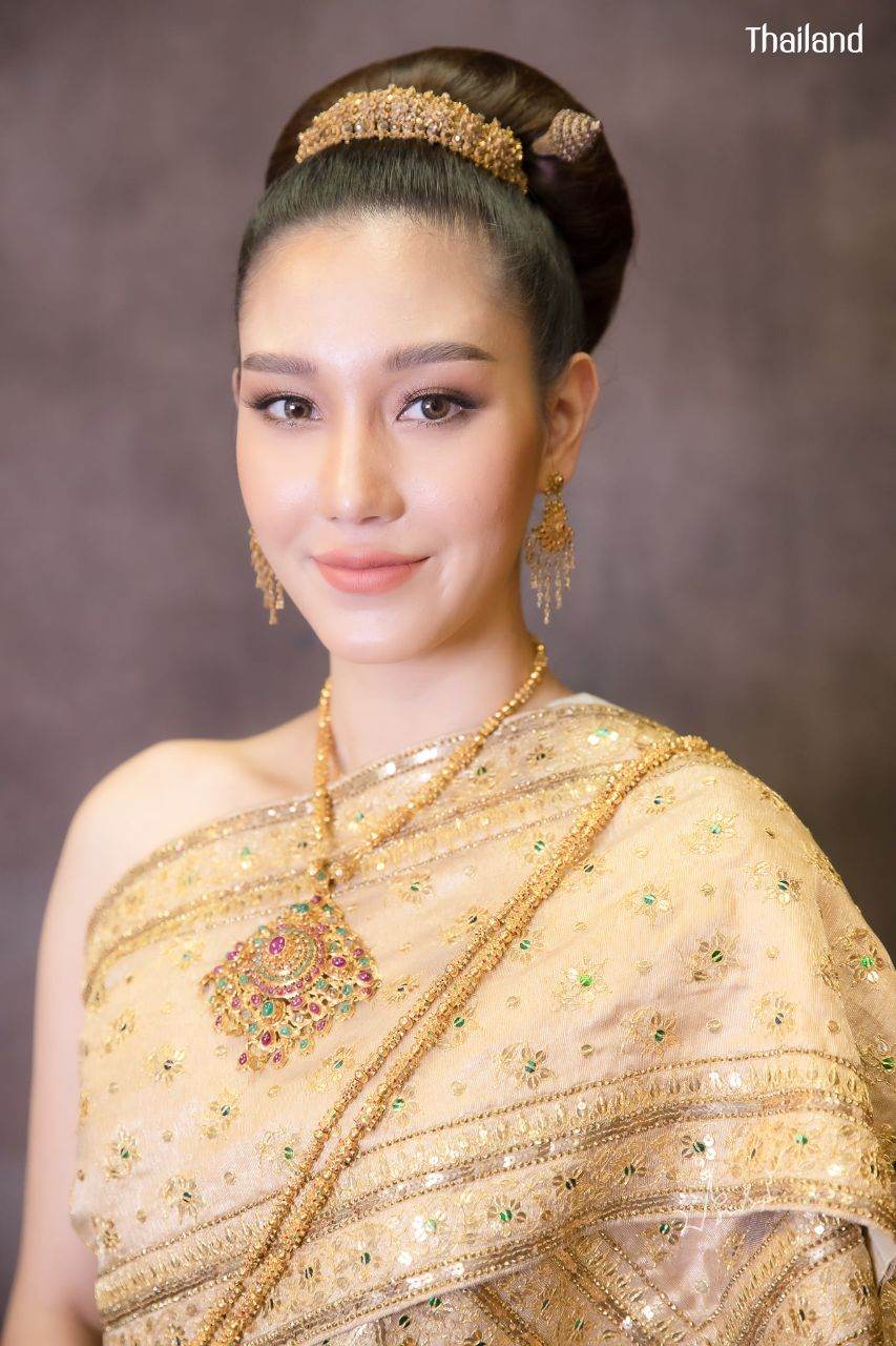 Thai Ancient Costume by Nicolene Pichapa Limsnukan | THAILAND 🇹🇭