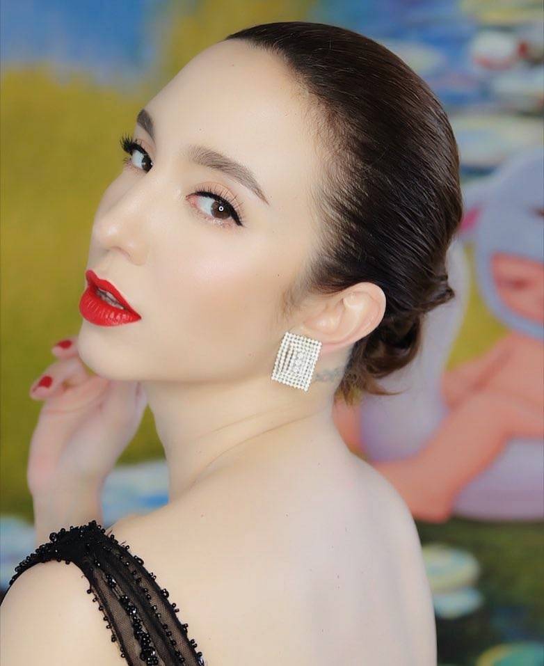 คลาวเดีย จักรพันธุ์ เรื่อง กรงเกียรติยศ