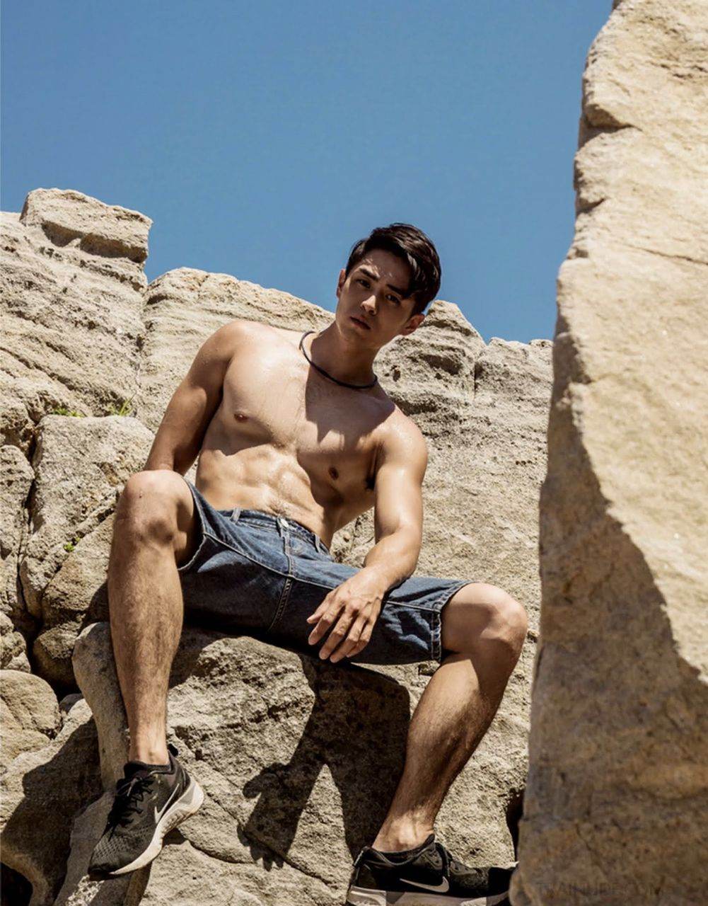 หนุ่มหล่อขึ้นปก 1042.2