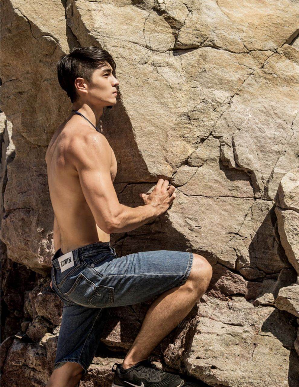 หนุ่มหล่อขึ้นปก 1042.2