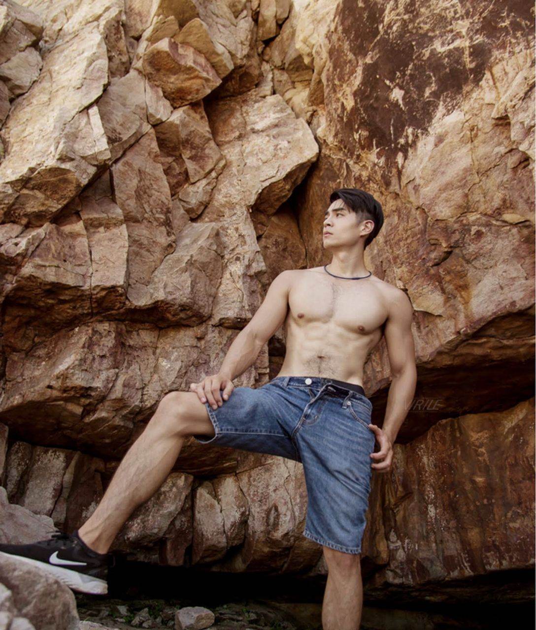 หนุ่มหล่อขึ้นปก 1042.2