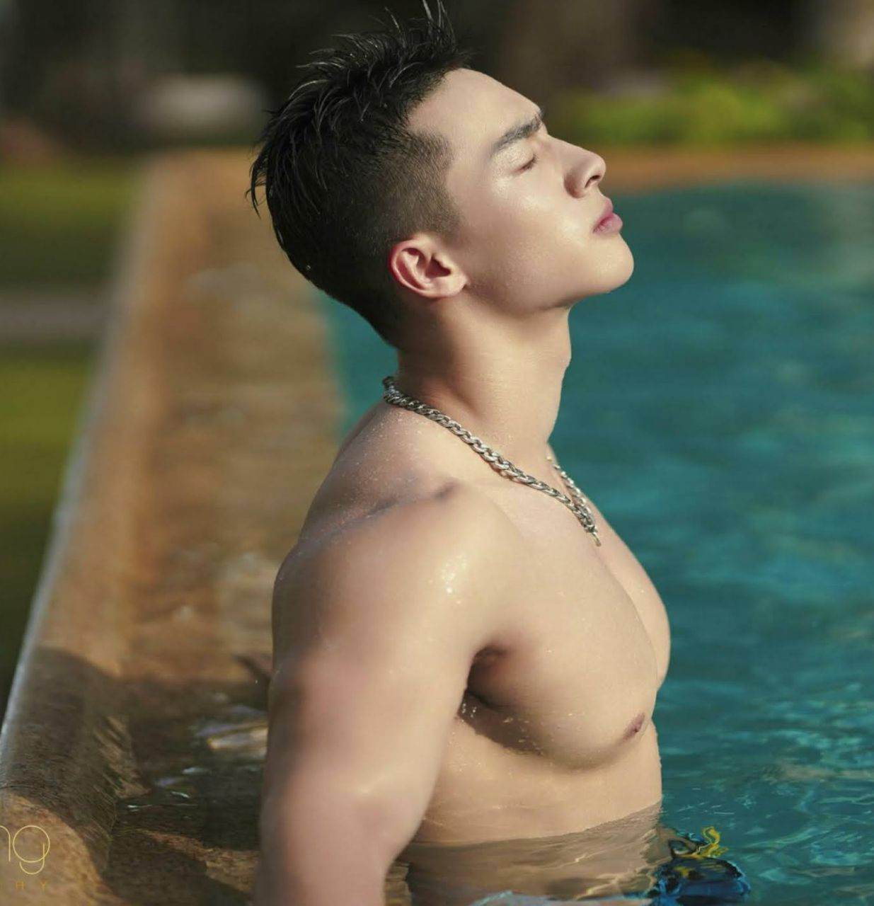 หนุ่มหล่อขึ้นปก 1045.2