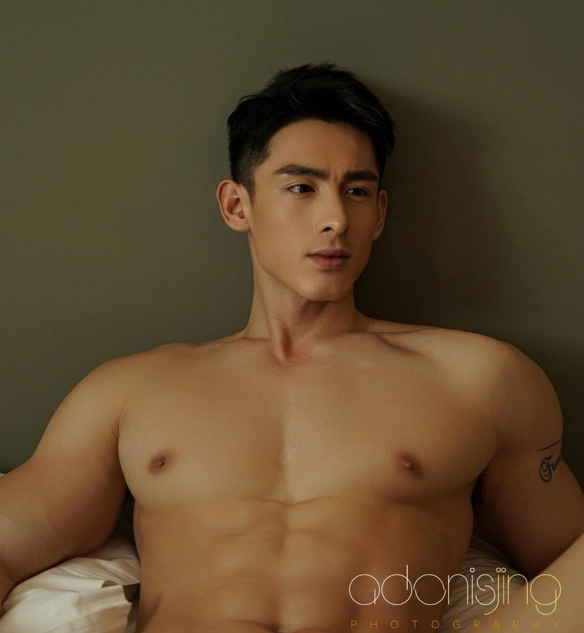 หนุ่มหล่อขึ้นปก 1051.2