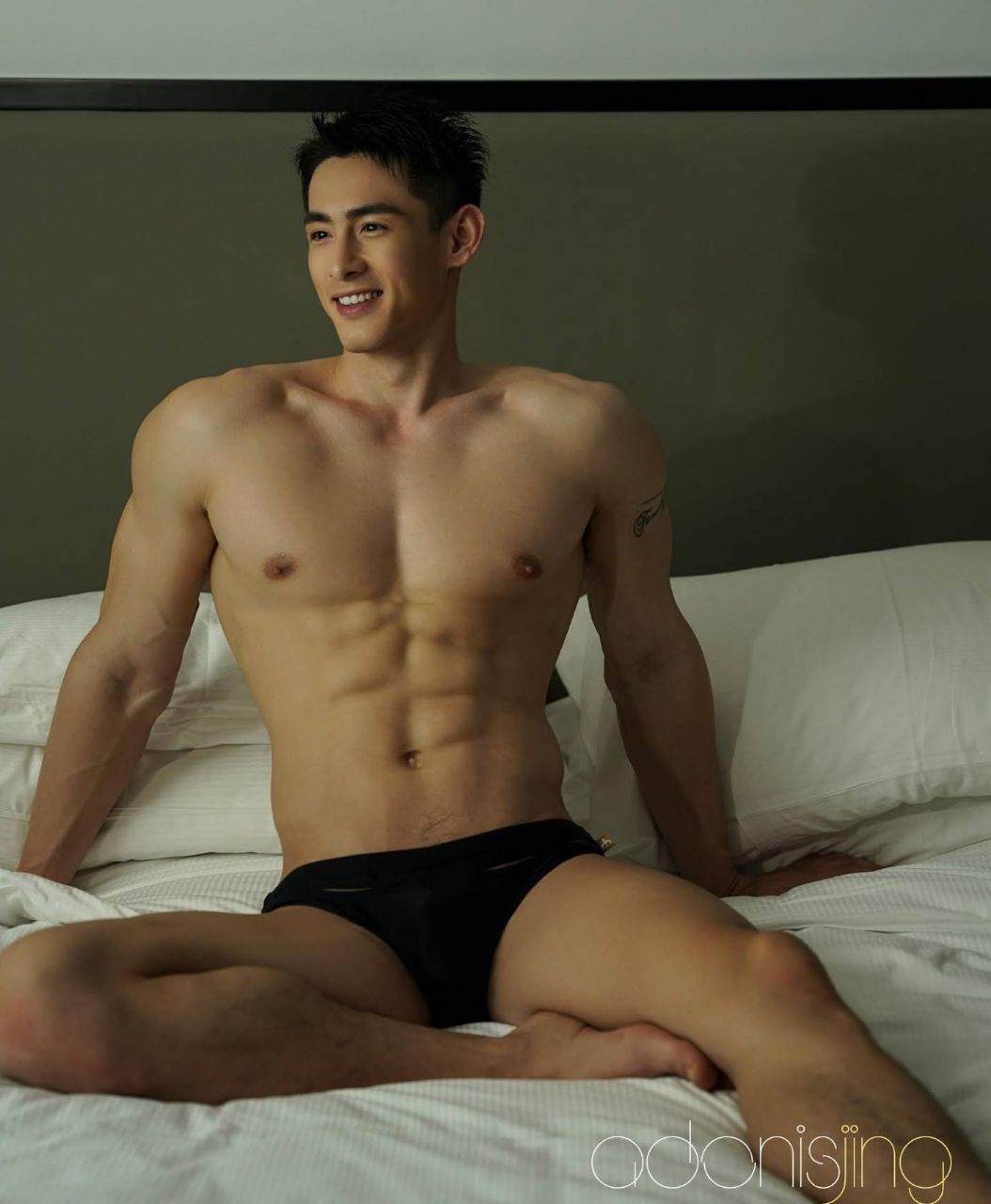หนุ่มหล่อขึ้นปก 1051.2