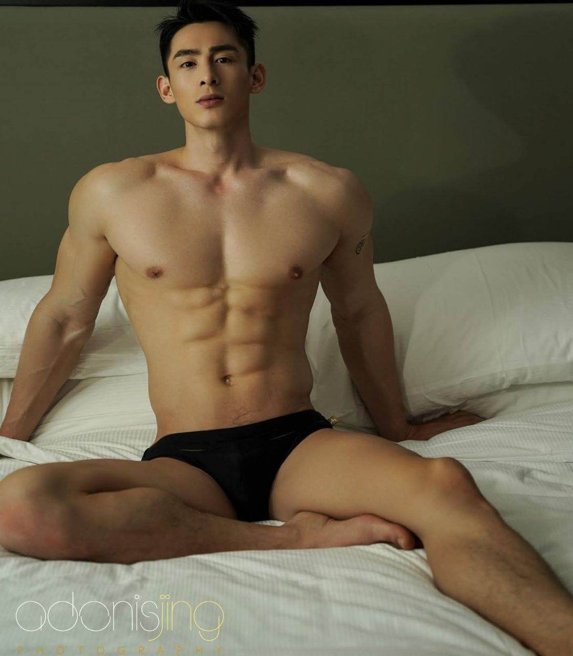 หนุ่มหล่อขึ้นปก 1051.2