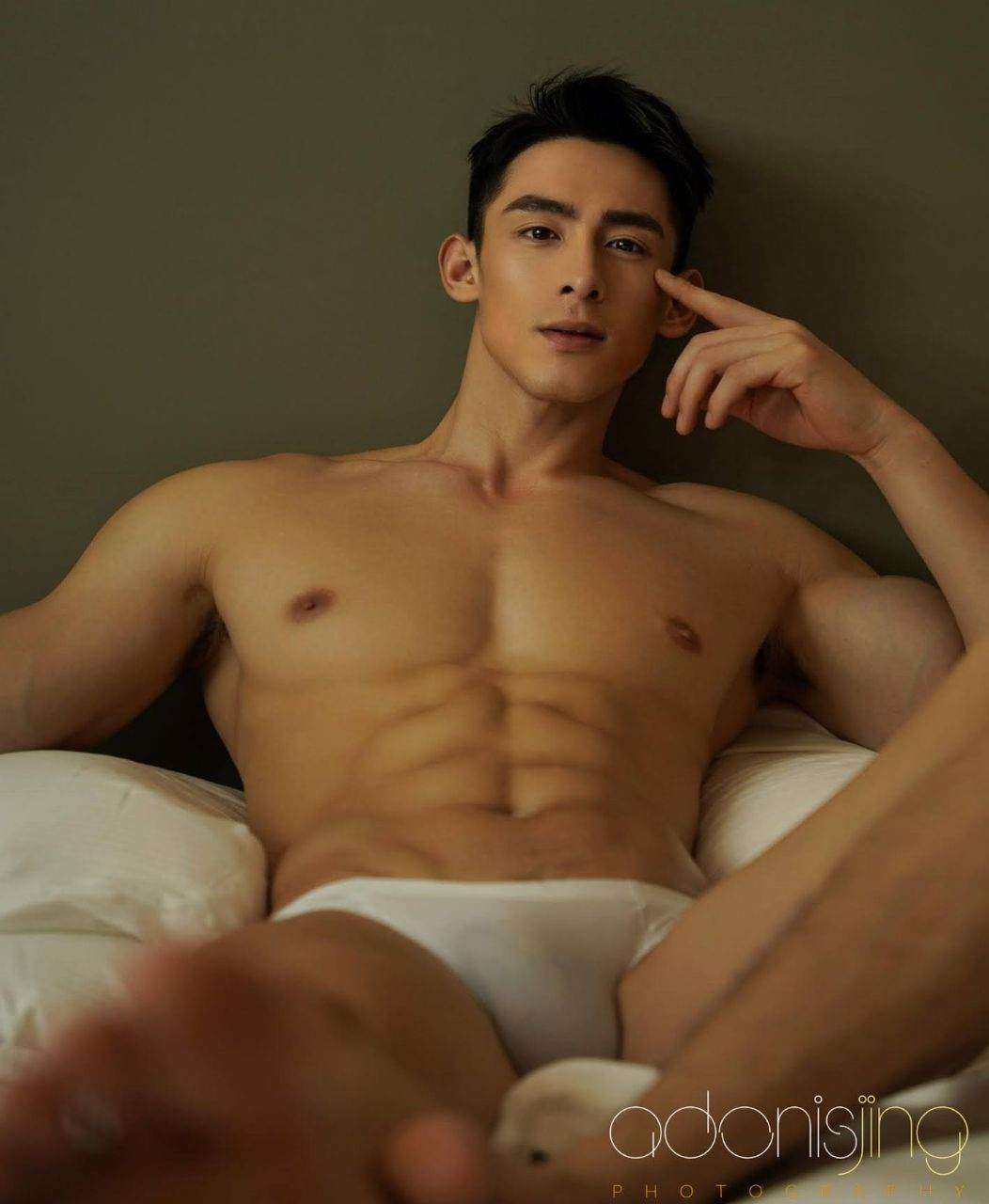 หนุ่มหล่อขึ้นปก 1055.2