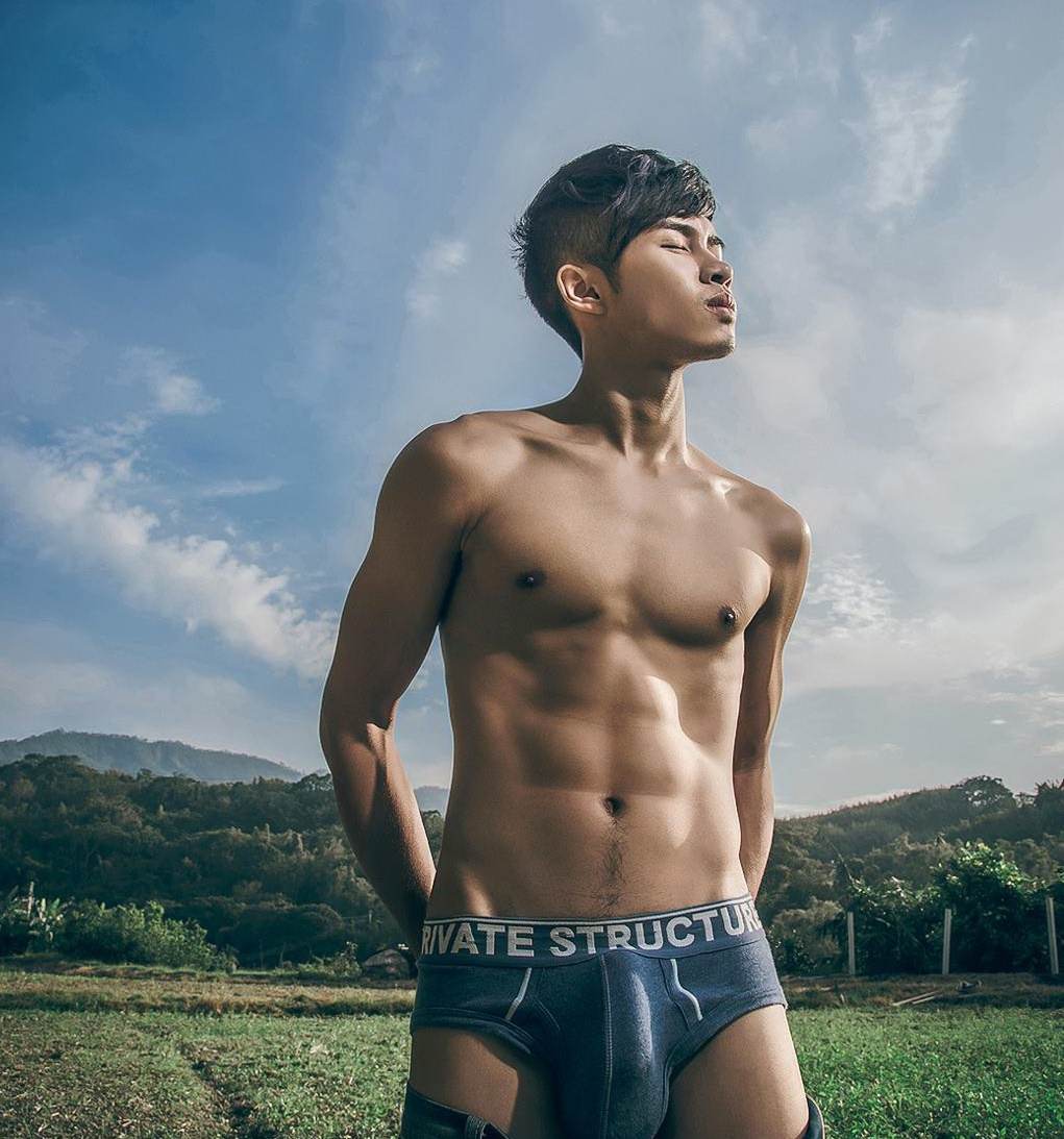 หนุ่มหล่อขึ้นปก 1056.2