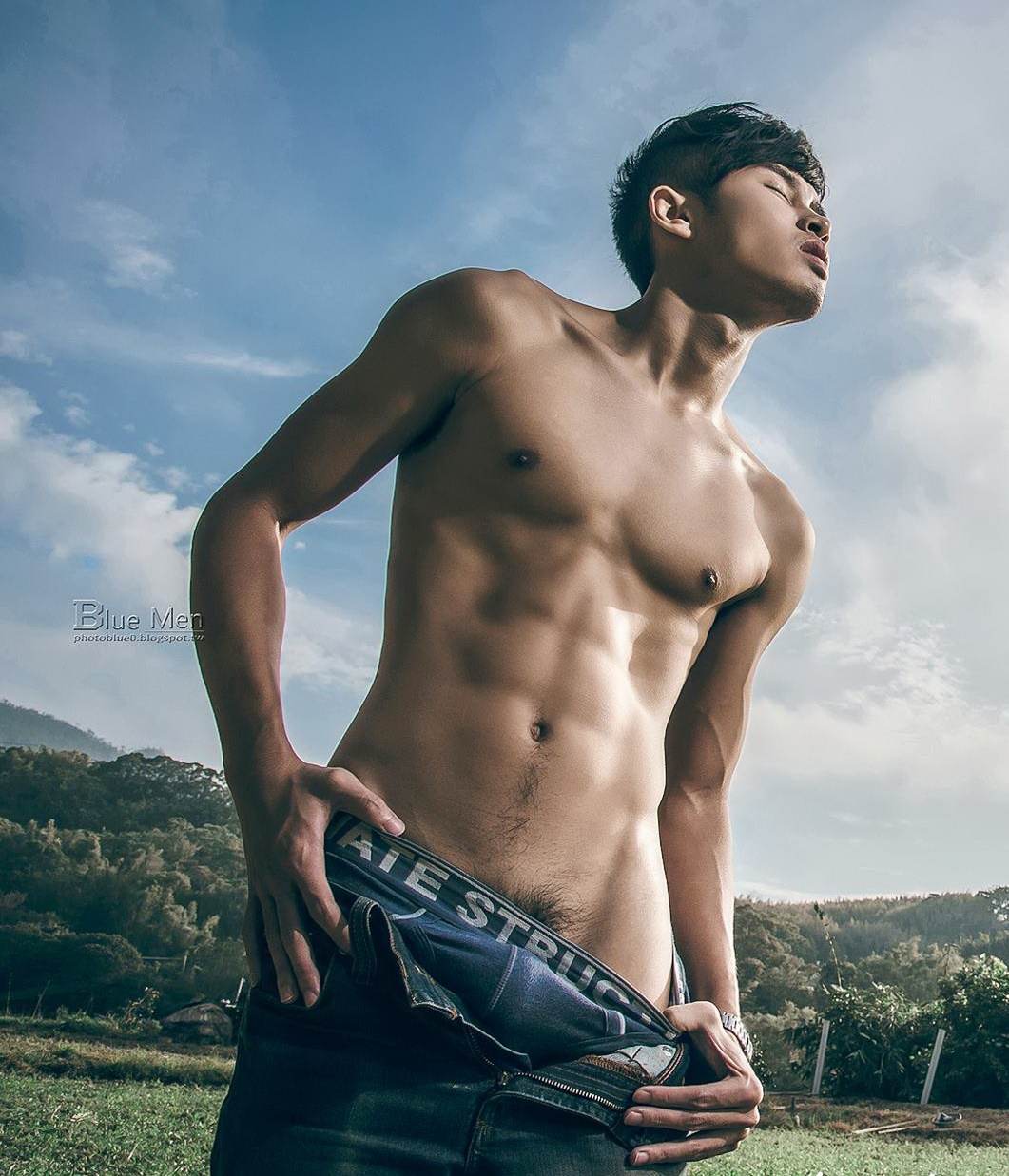 หนุ่มหล่อขึ้นปก 1056.2