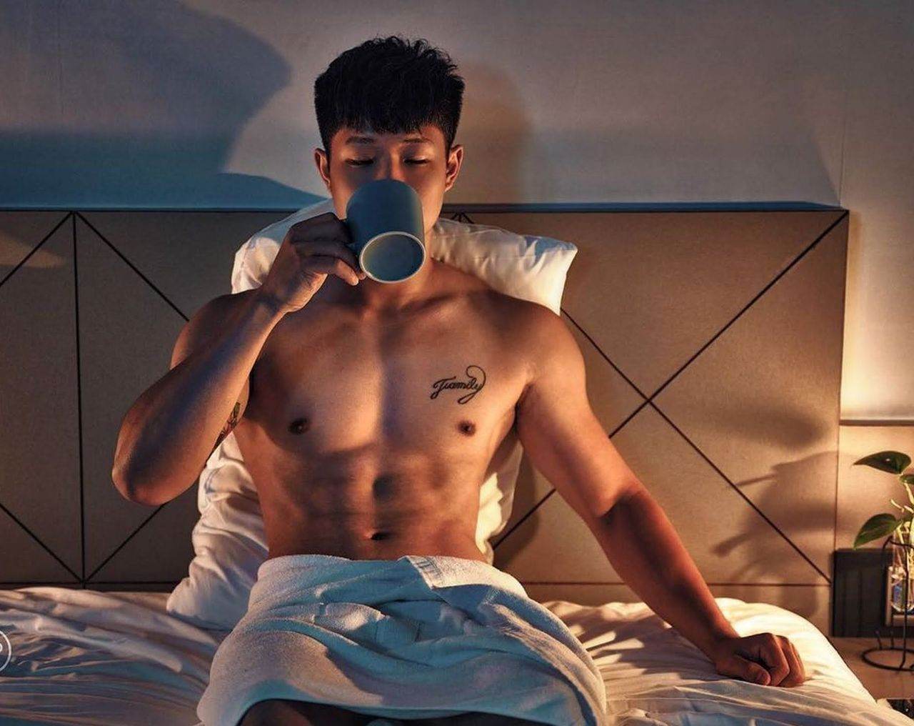 หนุ่มหล่อขึ้นปก 1058.2