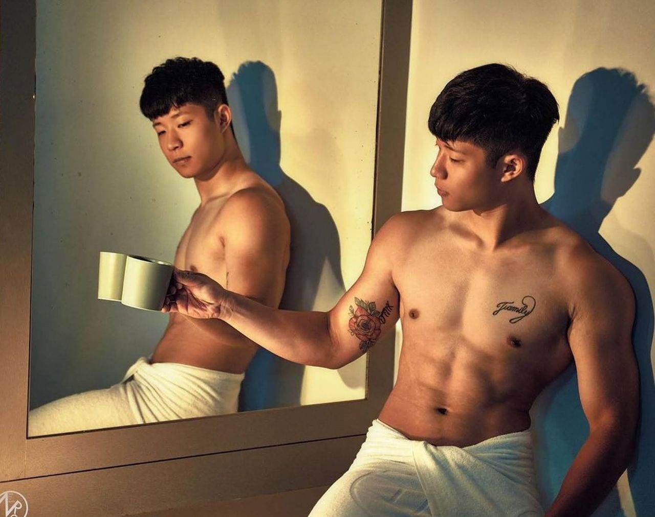 หนุ่มหล่อขึ้นปก 1058.2