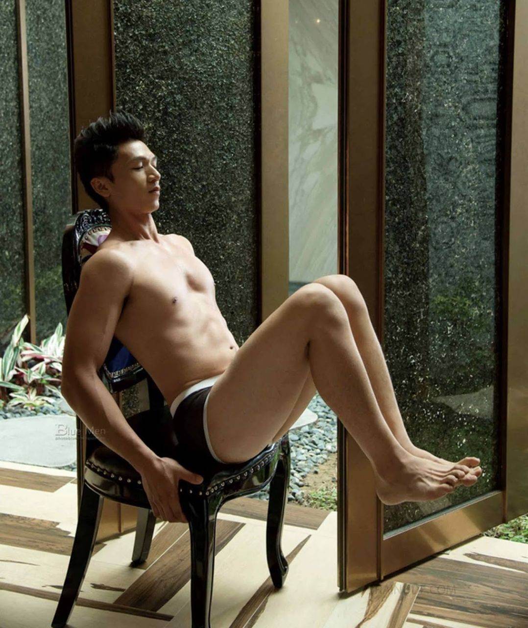 หนุ่มหล่อขึ้นปก 1062.2