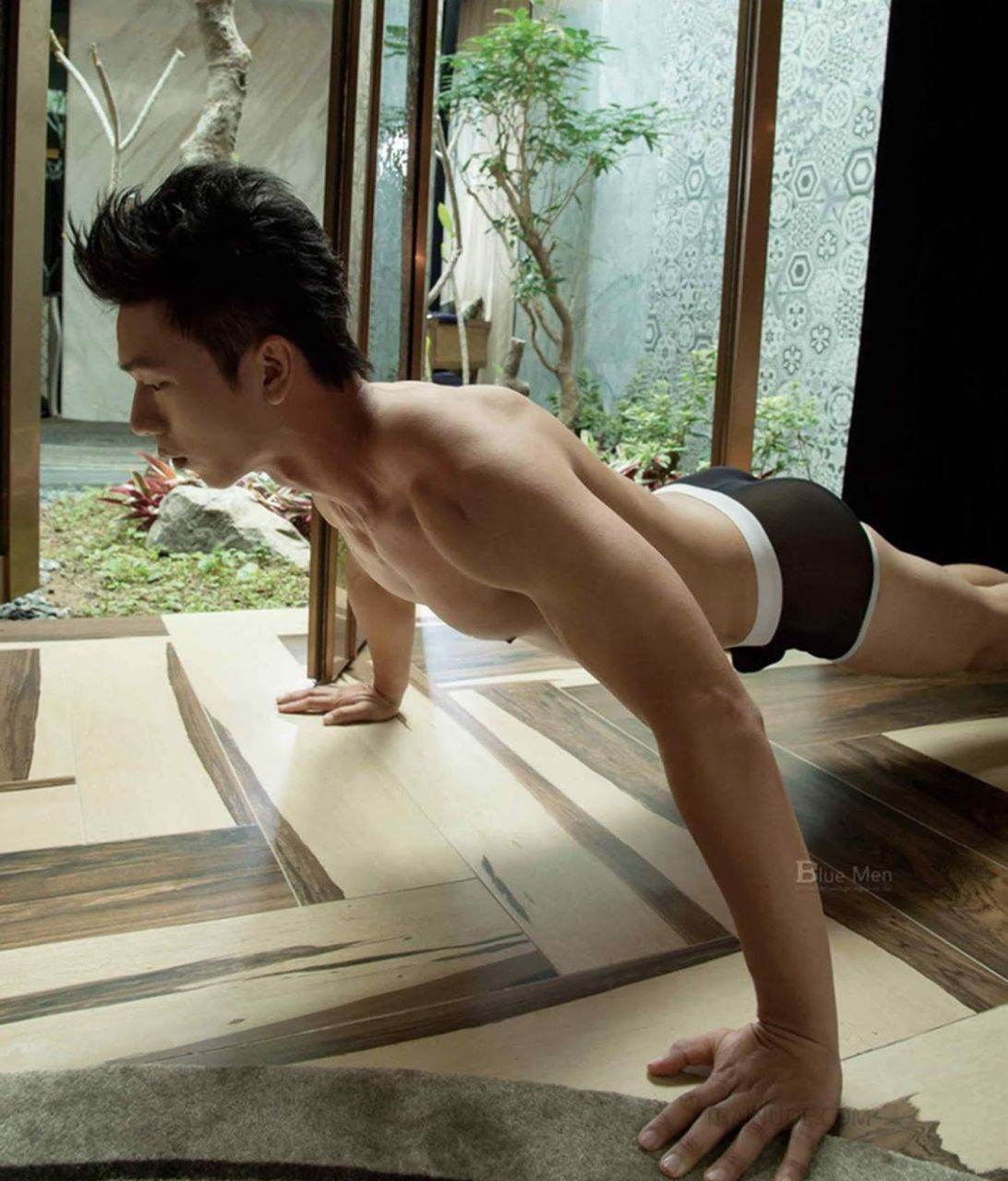 หนุ่มหล่อขึ้นปก 1062.2