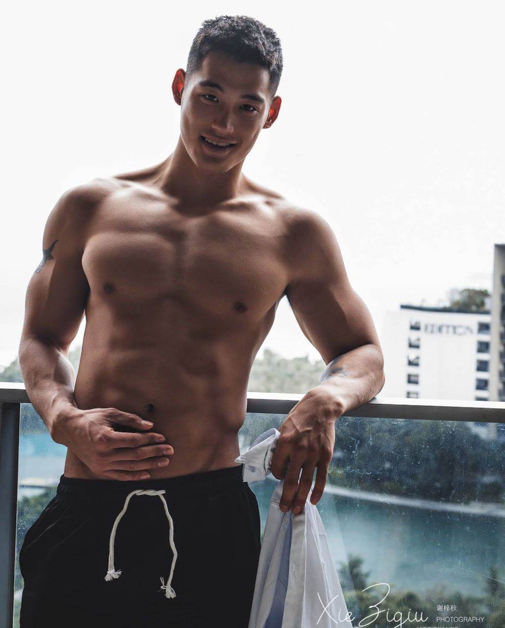 หนุ่มหล่อขึ้นปก 1064.2