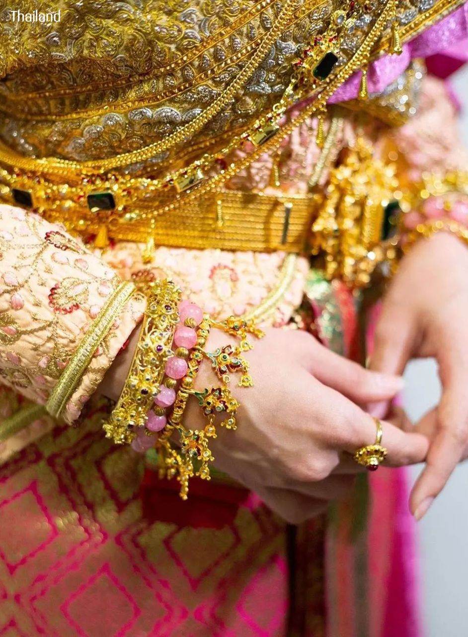BELLA RANEE & GORGEOUS THAINESS COSTUME | THAILAND 🇹🇭