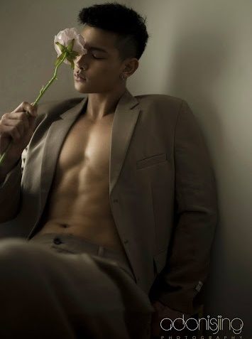 หนุ่มหล่อขึ้นปก 1075