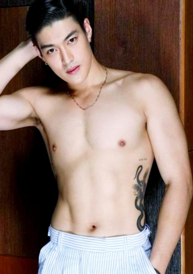 แก้ผ้าแล้ว..นอนคว่ำหน้า,ขาพาดบ่า