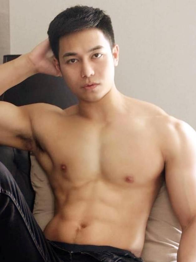 แก้ผ้าแล้ว..นอนคว่ำหน้า,ขาพาดบ่า