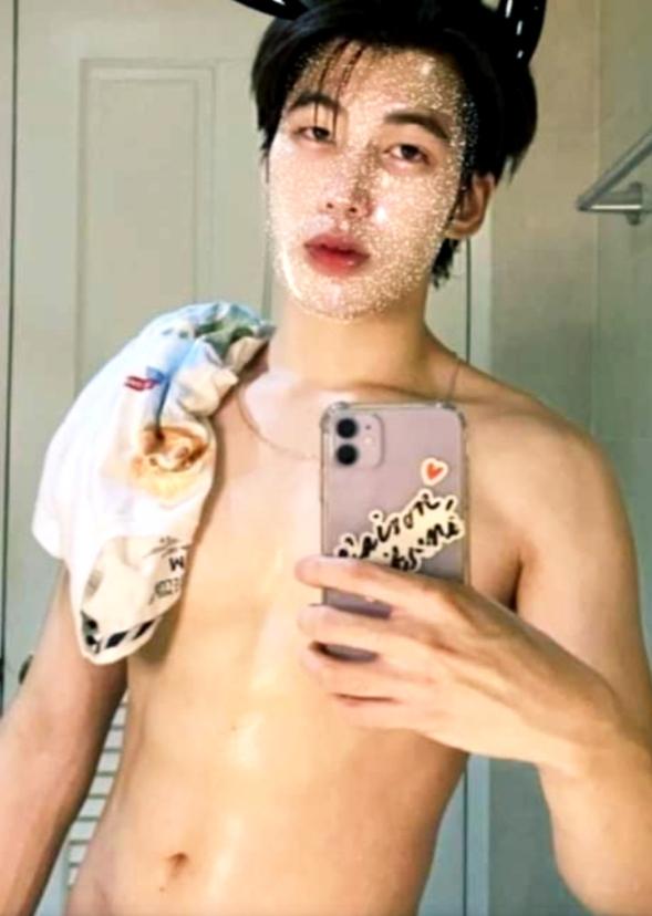 แก้ผ้าแล้ว..นอนคว่ำหน้า,ขาพาดบ่า