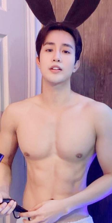 แก้ผ้าแล้ว..นอนคว่ำหน้า,ขาพาดบ่า