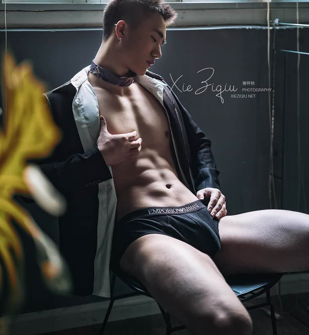 หนุ่มหล่อขึ้นปก 1073.2
