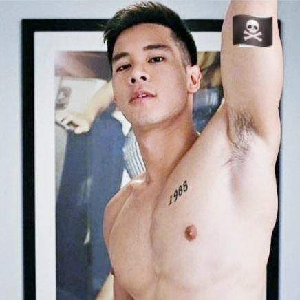 ไม่สนใจเรื่องไหน ตอนนี้ใส่ใจแค่เพื่อนชายที่นอนบนเตียงพอ..ขอด่ออีกรอบนะ.