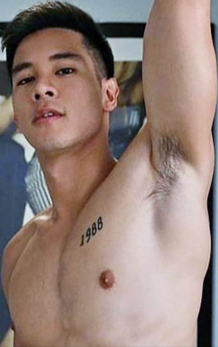 ไม่สนใจเรื่องไหน ตอนนี้ใส่ใจแค่เพื่อนชายที่นอนบนเตียงพอ..ขอด่ออีกรอบนะ.
