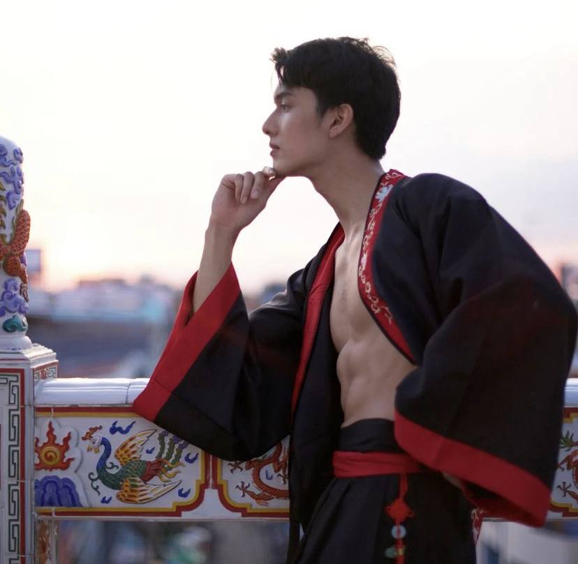ชายหล่อตรุษจีน