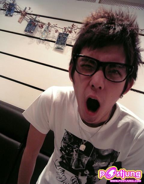 ใส่แว่นน่ารักจัง...