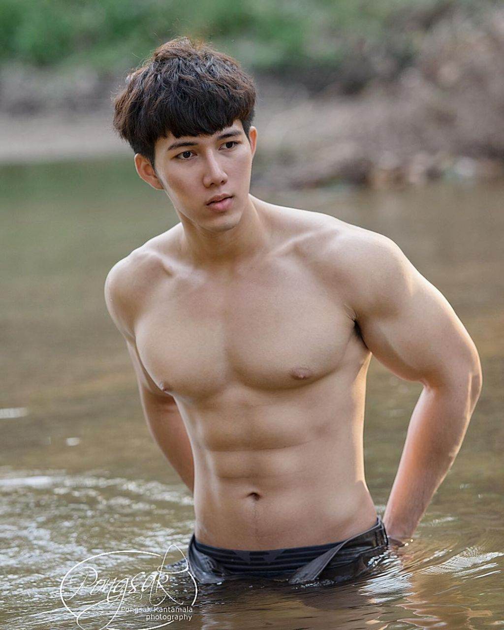 ในซาวน่า)แอบส่องดูห้องที่มีผู้ชายร้องซี๊ดส์ต่อดีกว่า