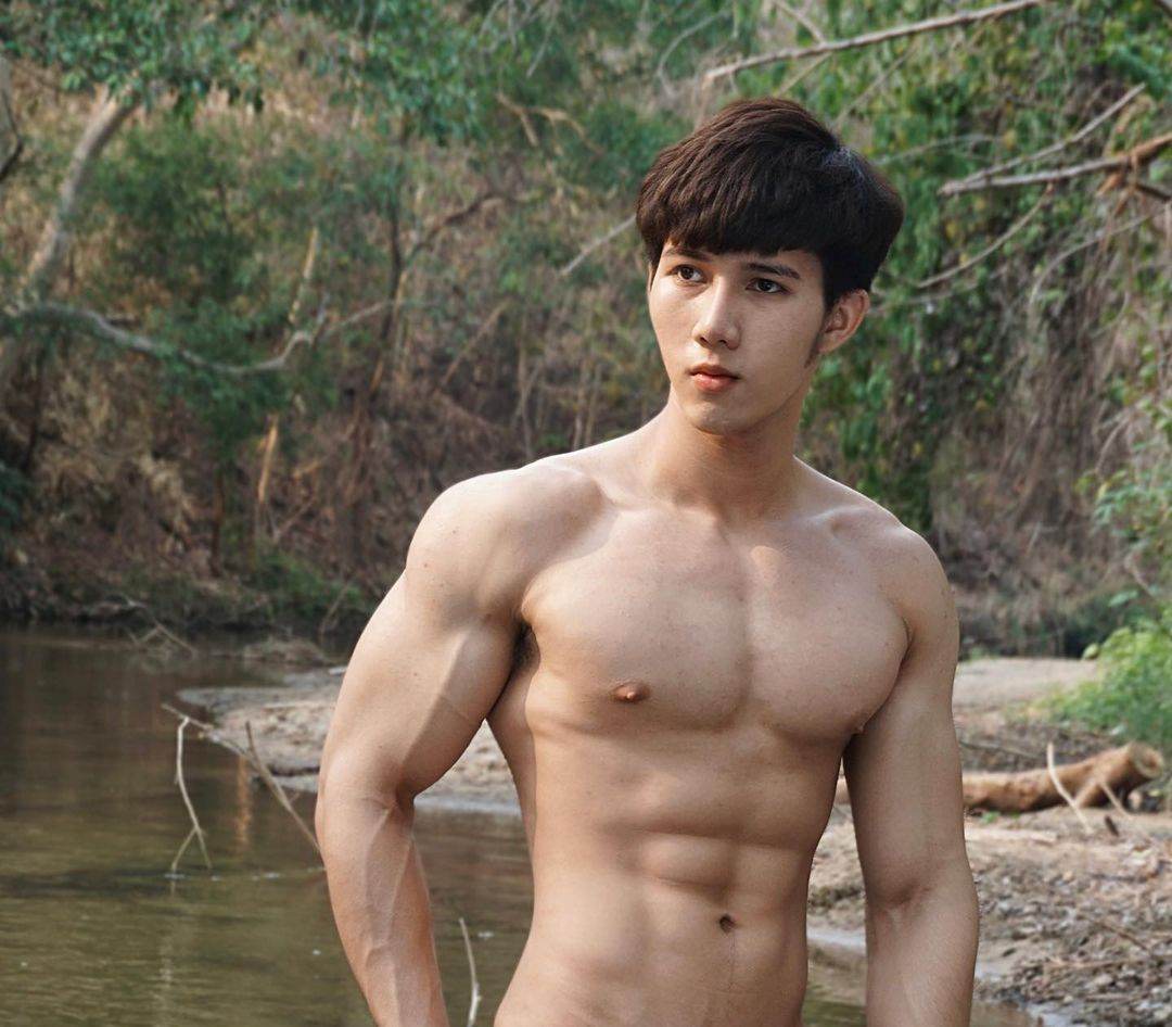 ในซาวน่า)แอบส่องดูห้องที่มีผู้ชายร้องซี๊ดส์ต่อดีกว่า