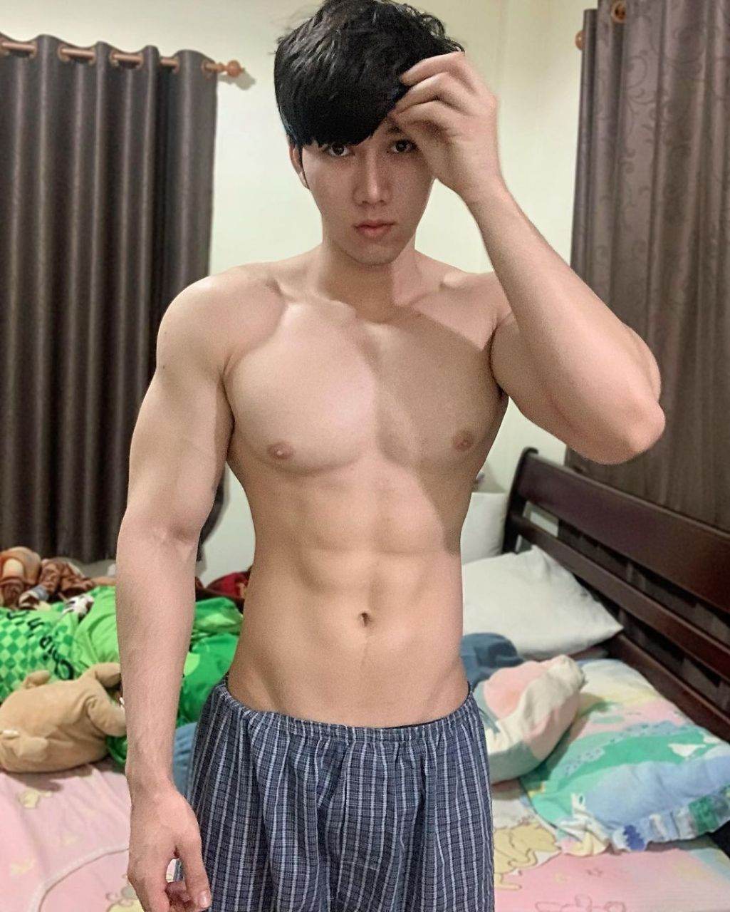 ในซาวน่า)แอบส่องดูห้องที่มีผู้ชายร้องซี๊ดส์ต่อดีกว่า