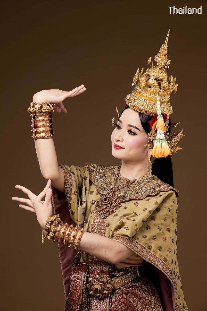 Chui Chai Ging Mai Ngoen-Thong Dance | THAILAND 🇹🇭