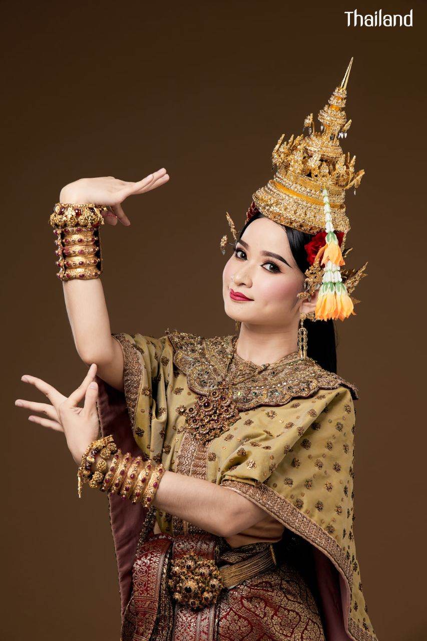 Chui Chai Ging Mai Ngoen-Thong Dance | THAILAND 🇹🇭
